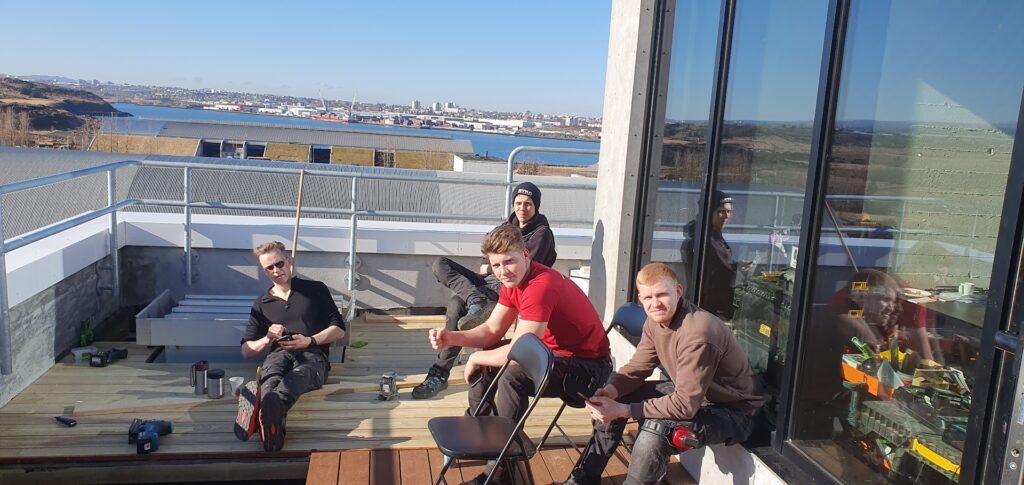 Starfsmenn TT Verk í blíðviðri (RVK studios 2023)