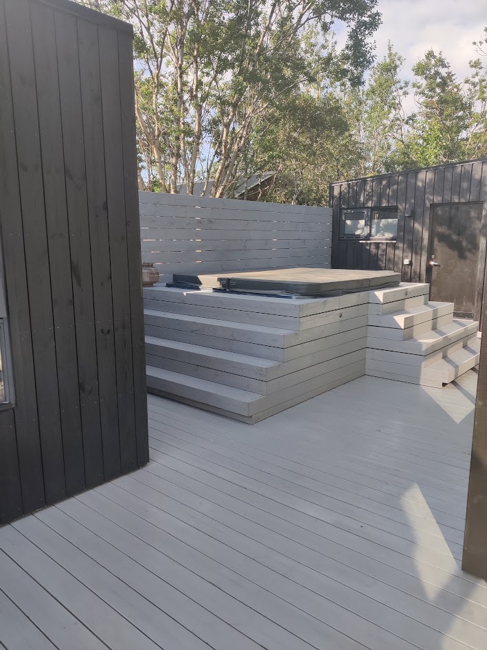 Sólpallur með burðargrind fyrir heitan pott á pallinn