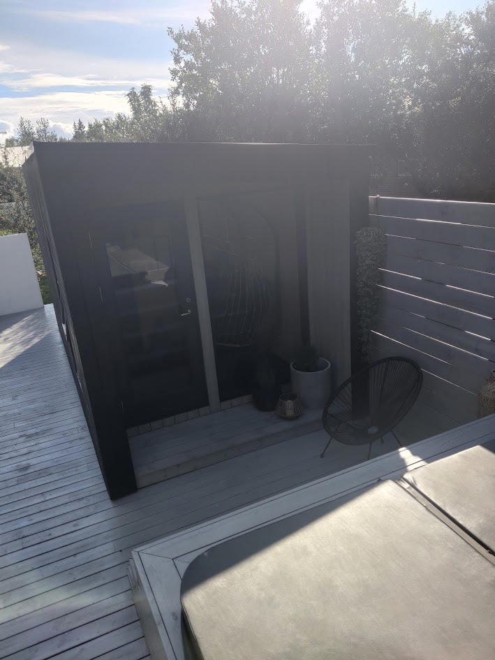 Sérsmíðuð sána með forrými sem dregur úr varmatapi og tryggir stöðugan hita.