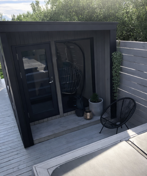 Sérsmíðuð sána með forrými sem dregur úr varmatapi og tryggir stöðugan hita.