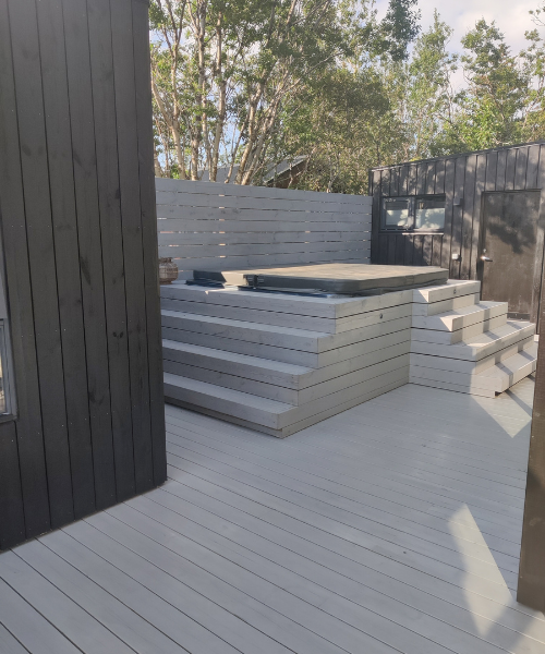 Sólpallur með burðargrind fyrir heitan pott